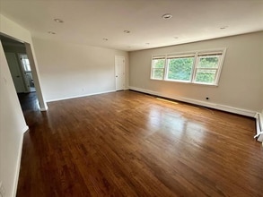 709 Hall St in Mamaroneck, NY - Foto de edificio - Building Photo