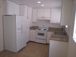 719 N Eucalyptus Ave in Inglewood, CA - Foto de edificio - Building Photo