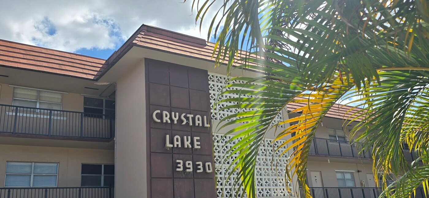 3930 Crystal Lake Dr, Unit 210 in Deerfield Beach, FL - Foto de edificio