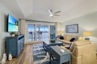 9101 Vanderbilt Dr in Naples, FL - Building Photo - Building Photo