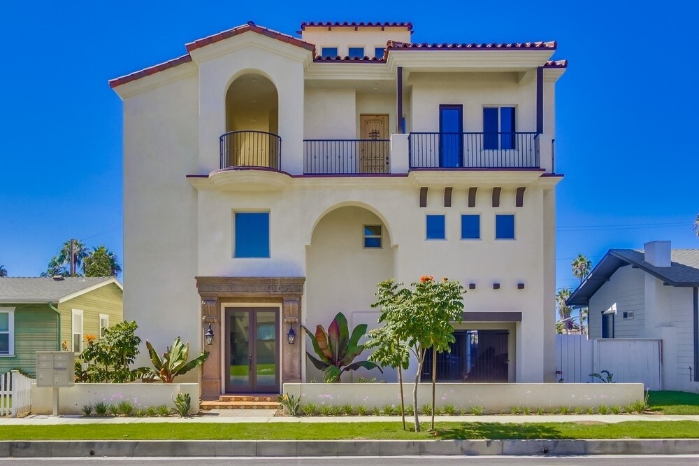 The Beach Castle in Oceanside, CA - Foto de edificio