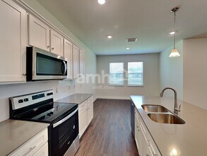 2599 Sunrise Lndg Lp in Tavares, FL - Foto de edificio - Building Photo