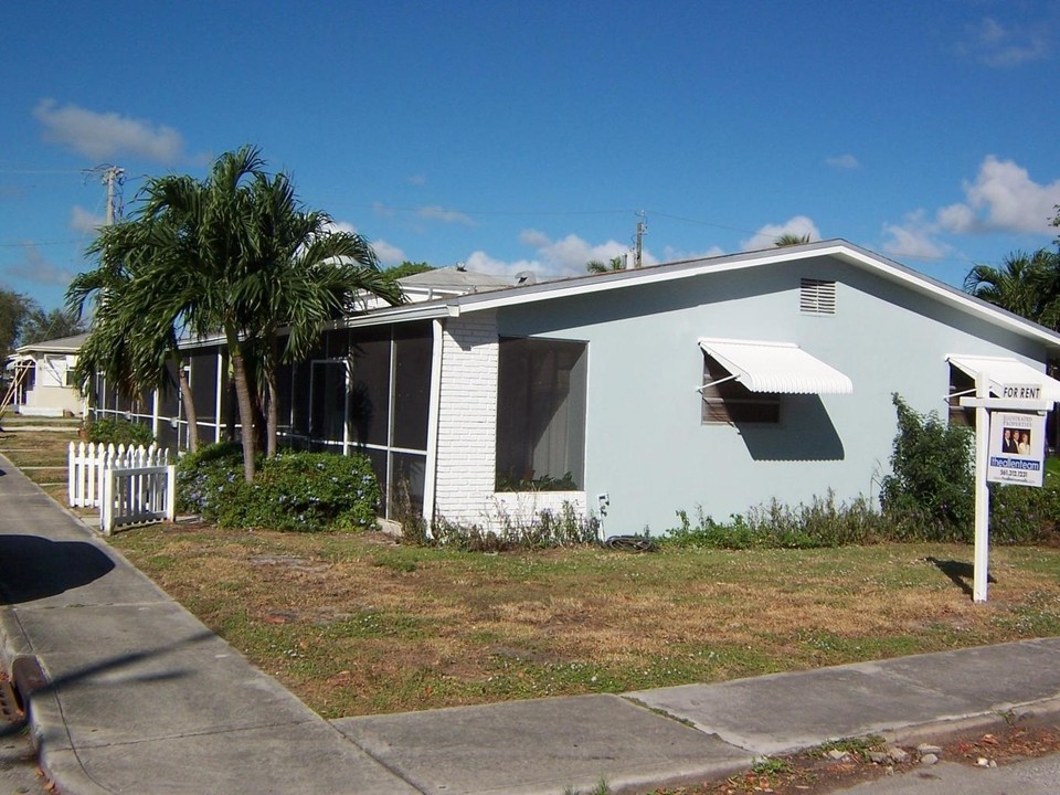 502 9th Ave N in Lake Worth, FL - Building Photo