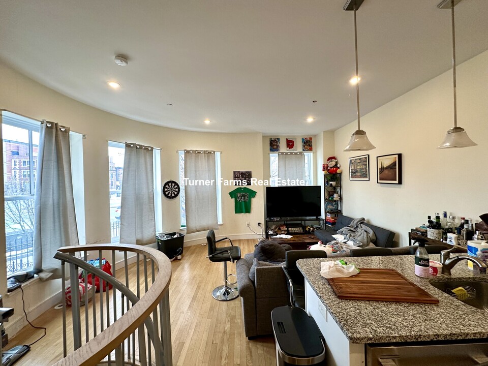 877 Beacon St, Unit 1 in Boston, MA - Building Photo