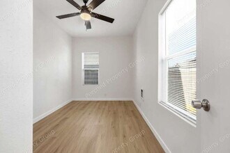 2105 SE Stark St in Portland, OR - Building Photo - Building Photo