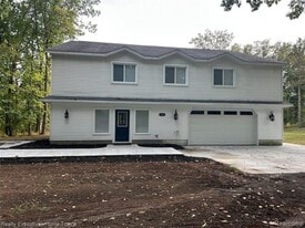 7226 Lakeshore Rd in Fort Gratiot Township, MI - Building Photo