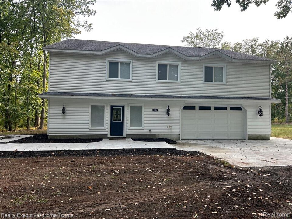 7226 Lakeshore Rd in Fort Gratiot Township, MI - Building Photo