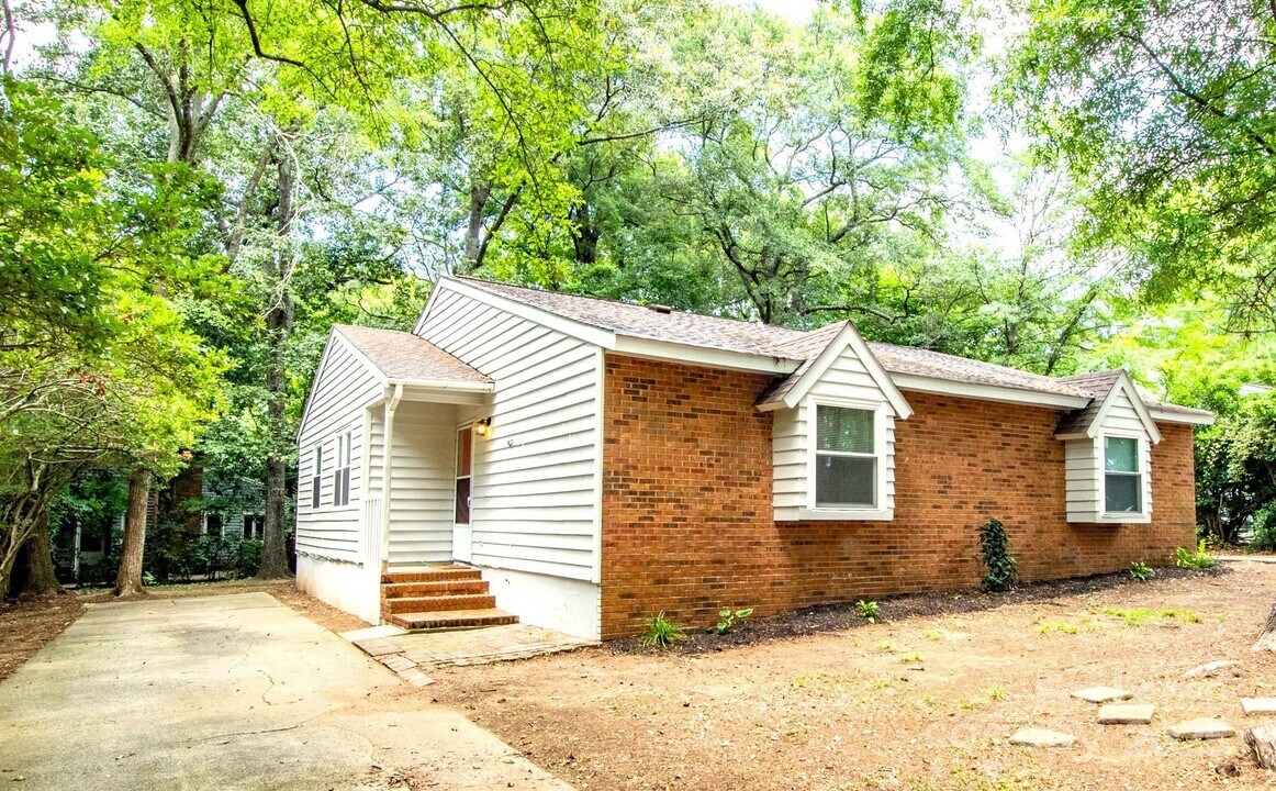 10718 Blue Heron Dr in Charlotte, NC - Building Photo