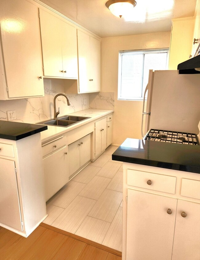 1133 N Hacienda Pl in West Hollywood, CA - Foto de edificio - Building Photo