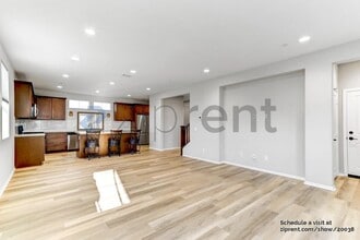 635 Merit Dr in San Marcos, CA - Foto de edificio - Building Photo