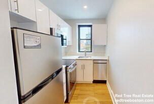 822 Beacon St, Unit 5b in Boston, MA - Building Photo