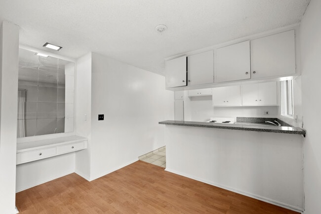 Hacienda Apartments in Los Angeles, CA - Building Photo - Building Photo