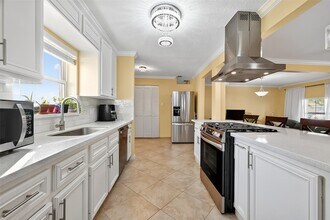 138 E Rocky Creek Rd in Houston, TX - Foto de edificio - Building Photo