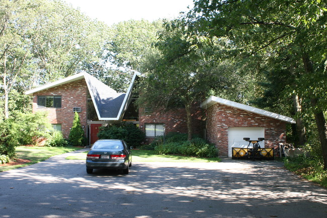 Ridge Court in Lincoln, MA - Building Photo - Building Photo