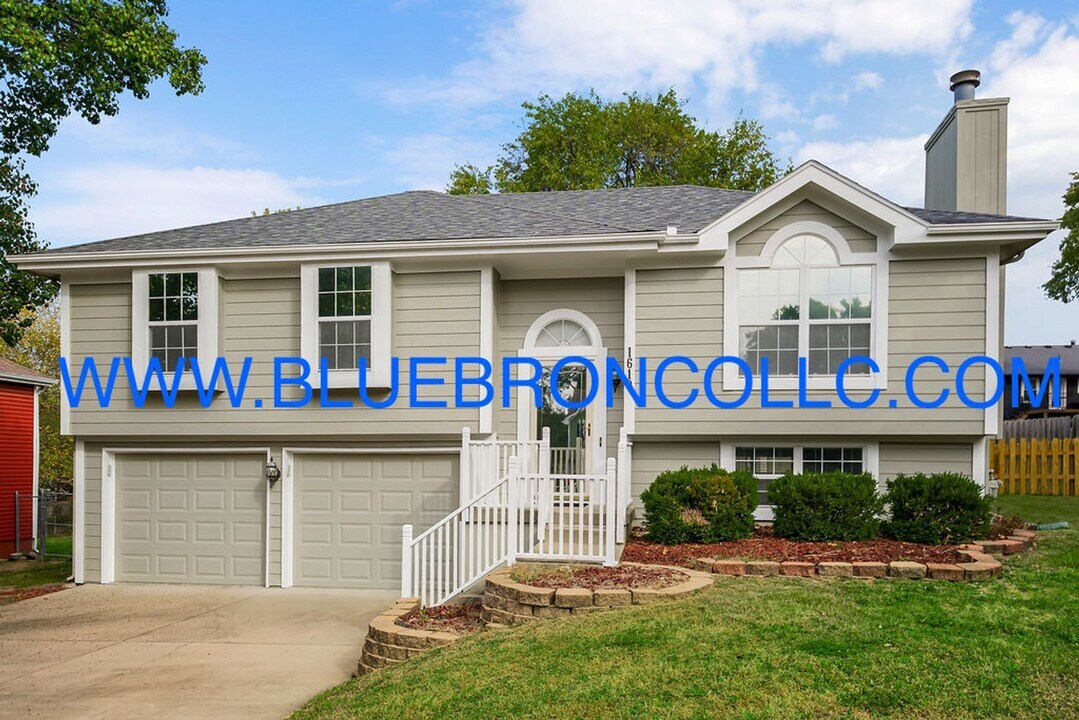 1610 Roberta Dr in Raymore, MO - Building Photo