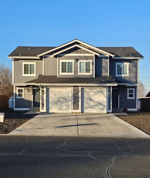 408-410 E 4th St in Warden, WA - Building Photo