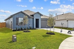 1702 Miller Ter in Lockhart, TX - Building Photo
