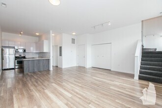 2700 W North Ave, Unit 206 in Chicago, IL - Foto de edificio - Building Photo