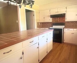 2609 Washington St in Commerce, TX - Building Photo - Building Photo