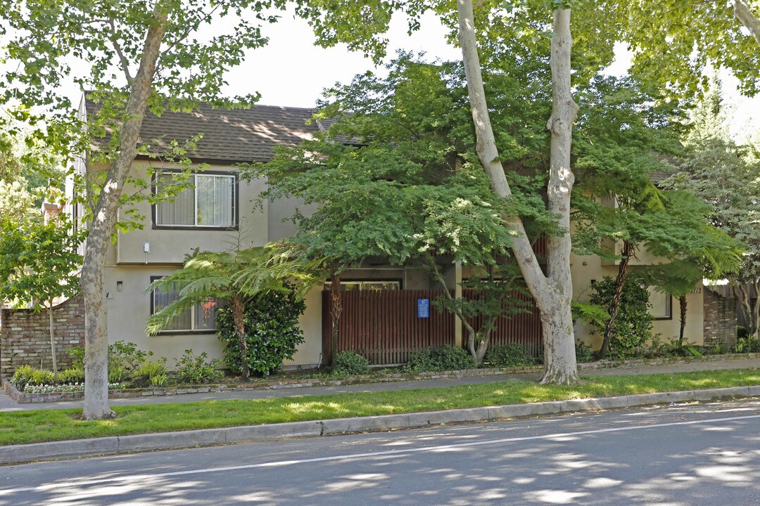 E Street Apartments in Sacramento, CA - Building Photo