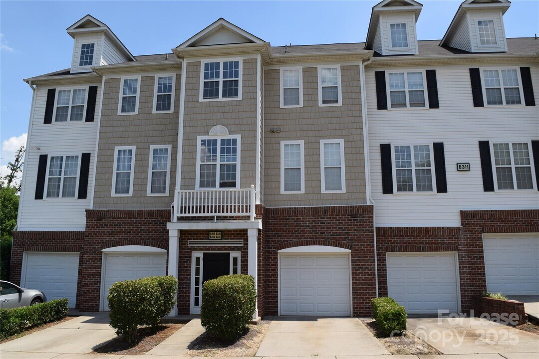 6319 Park Creek Dr in Charlotte, NC - Building Photo