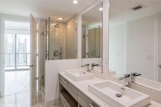 1300 S Miami Ave, Unit 2204 in Miami, FL - Building Photo - Building Photo