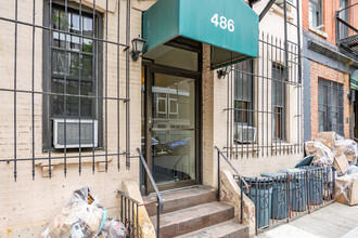 486 E 74th St in New York, NY - Building Photo - Building Photo