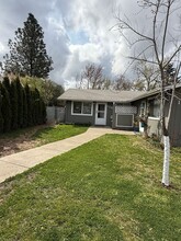 1282-1284 Carmel Cir in Medford, OR - Foto de edificio - Building Photo