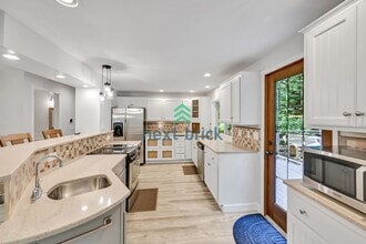 2119 242nd St SW in Bothell, WA - Foto de edificio - Building Photo