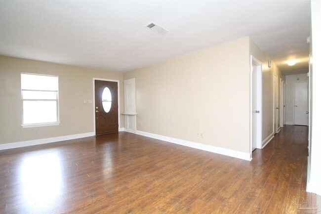 7839 Coronet Way in Pensacola, FL - Foto de edificio - Building Photo