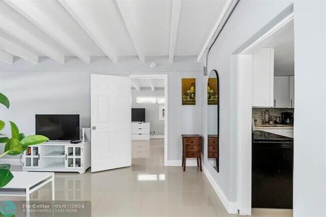 2407 NE 33rd Ave-Unit -3 in Fort Lauderdale, FL - Foto de edificio - Building Photo