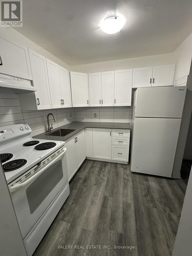 11 Lowndes Ave in Georgina, ON - Building Photo - Building Photo