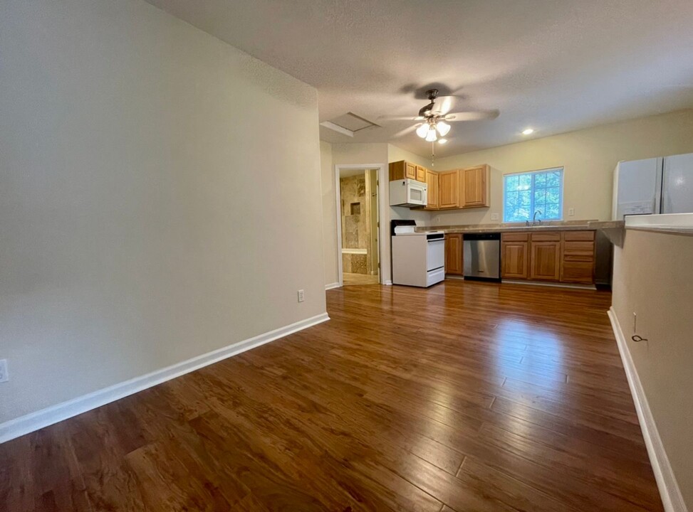 8888 SW Cashmur Ln in Portland, OR - Building Photo