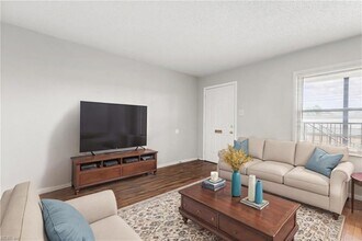 5667 Brickell Rd, Unit 6 in Norfolk, VA - Building Photo - Building Photo