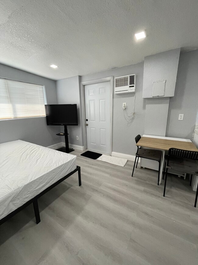 3101 N 66th Ave, Unit Studio in Hollywood, FL - Building Photo - Building Photo