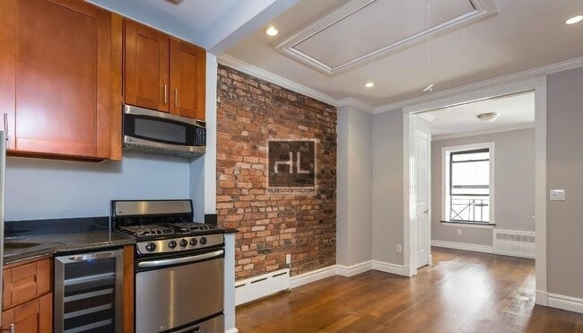 First Avenue, Unit 6