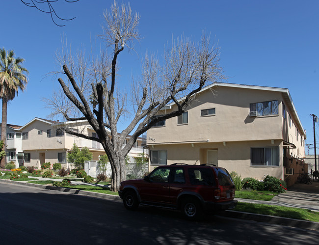 8422 Amigo Ave in Northridge, CA - Building Photo - Building Photo