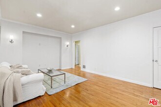 117 Kings Rd in Los Angeles, CA - Building Photo - Building Photo