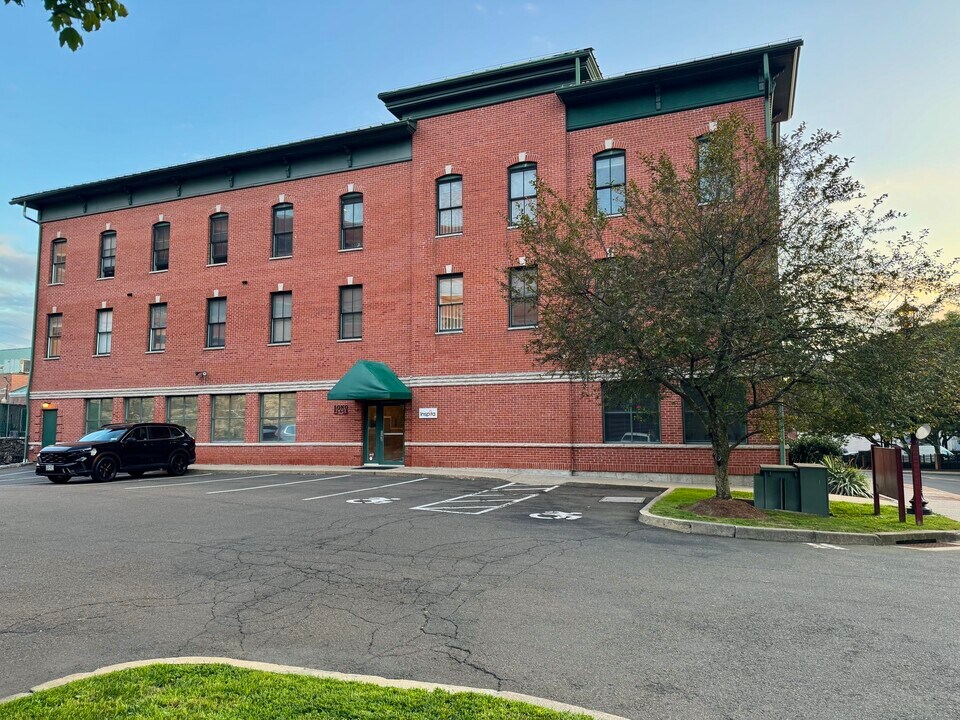 16 Ann St in Norwalk, CT - Foto de edificio