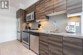 525 Adelaide St W in Toronto, ON - Building Photo - Building Photo