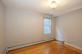 63 Mozart St, Unit 1 in Boston, MA - Foto de edificio - Building Photo