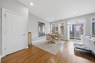 2114 W Rice St in Chicago, IL - Foto de edificio - Building Photo