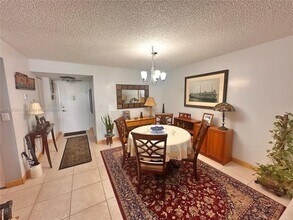 800 Parkview Dr, Unit 119 in Hallandale Beach, FL - Building Photo - Building Photo