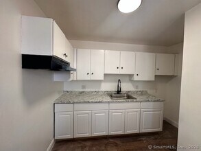 1295 E Main St in Waterbury, CT - Building Photo - Building Photo
