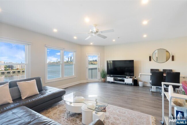 302 The Promenade in Edgewater, NJ - Building Photo - Building Photo