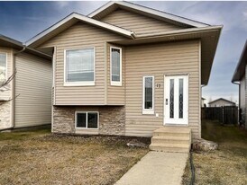 17 Pinnacle Crossing in Grande Prairie, AB - Building Photo