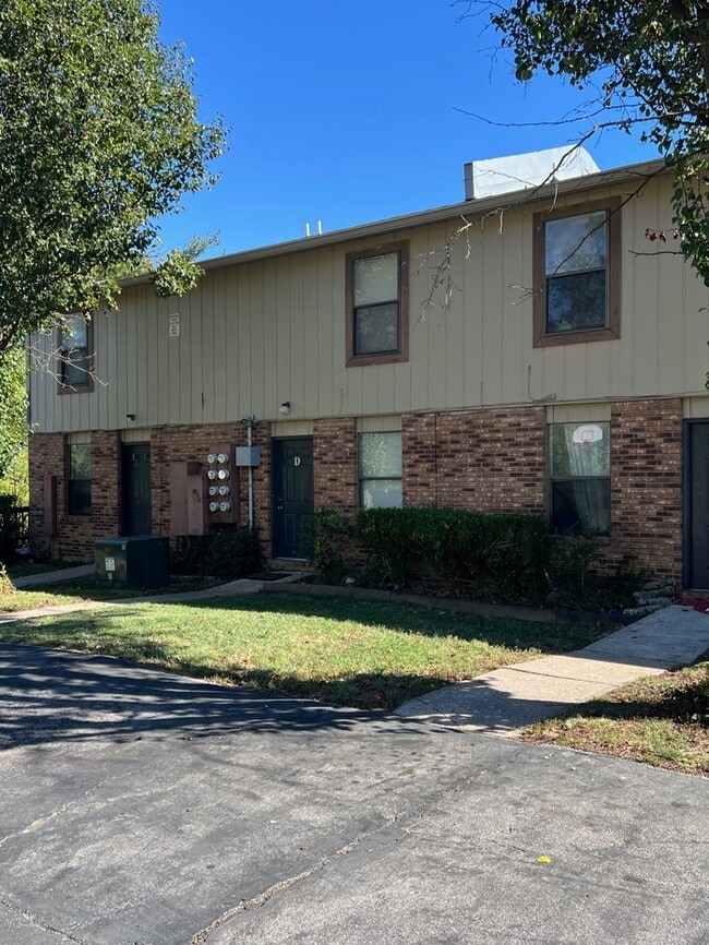 property at 2512 Elmwood Pkwy