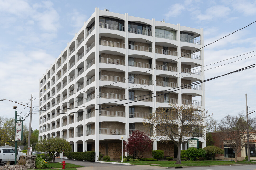 Williamsville Towers in Williamsville, NY - Building Photo