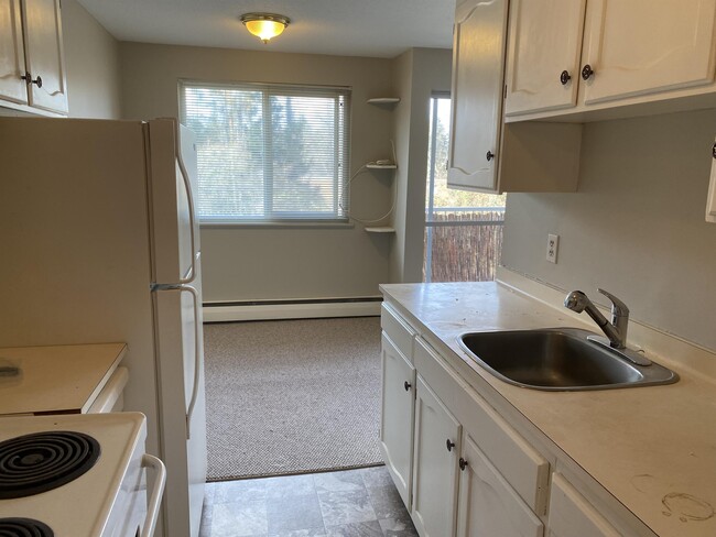 999 Bowen Rd in Nanaimo, BC - Building Photo - Building Photo