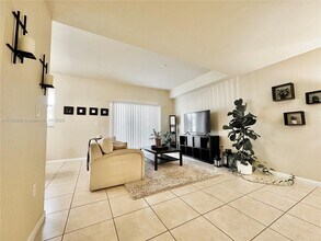 11403 NW 89th St, Unit 219 in Doral, FL - Foto de edificio - Building Photo